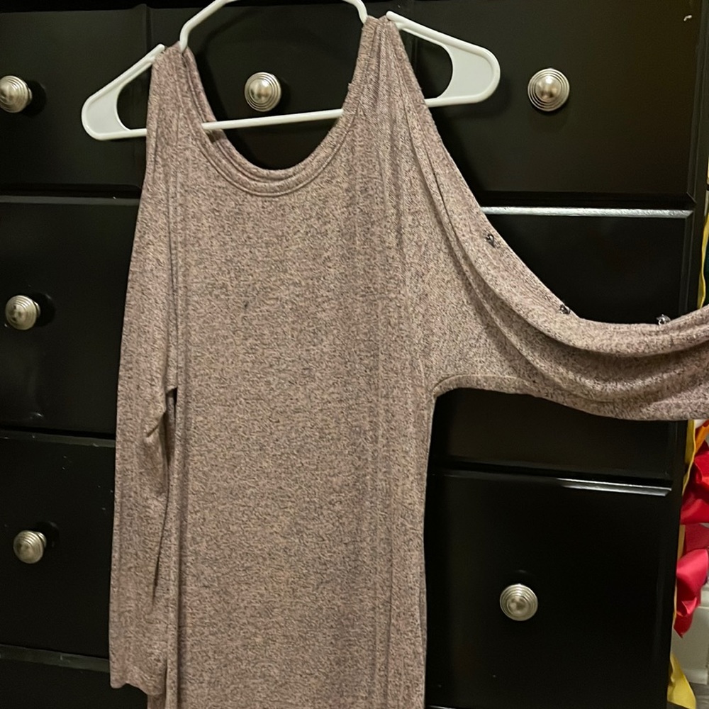 Opened shoulder long sleeve